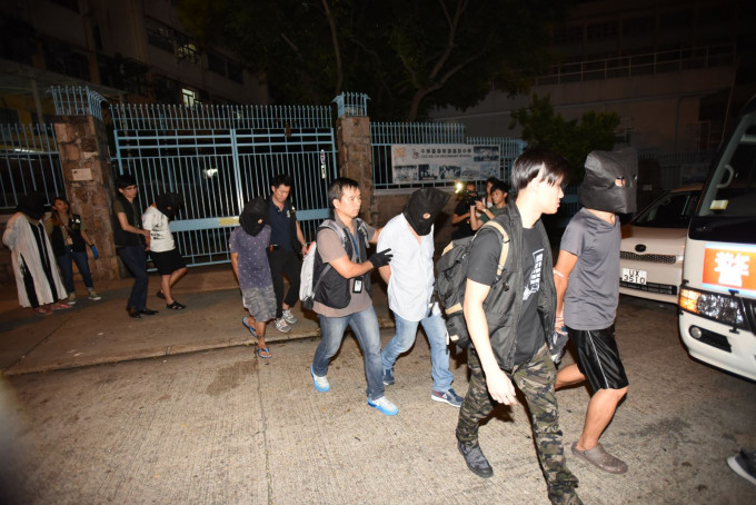 警方拘捕7名男女。尹敬堂攝