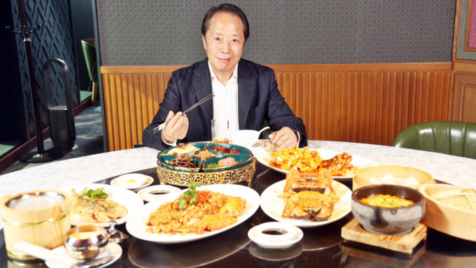 Eddie從小在揚州生活，熟悉和熱愛淮揚菜，開餐廳也是為了傳承並發揚上海、揚州菜。