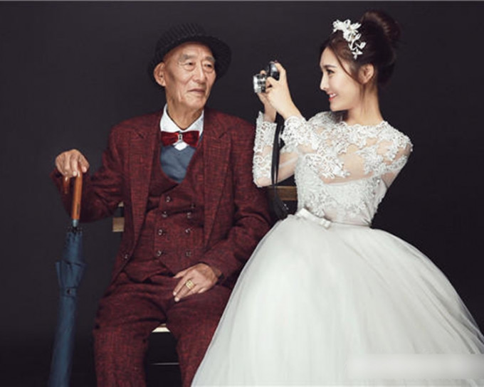 符女子特地安排與爺爺拍攝婚紗照，表示「想讓您看見最美的我」。網圖