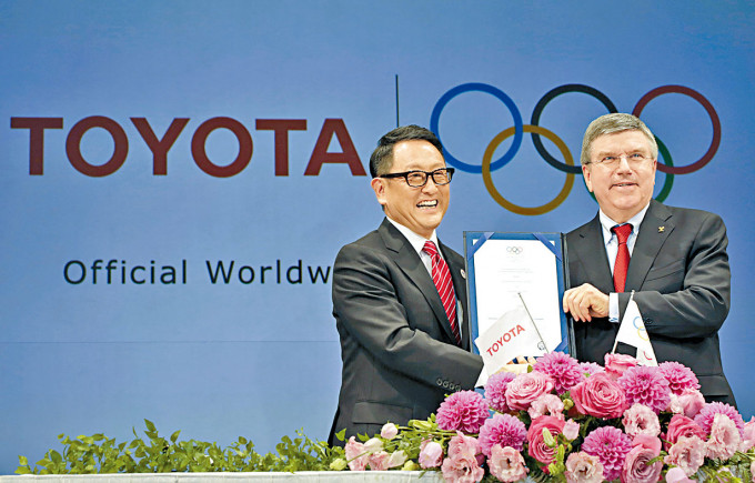豐田社長豐田章男（左）二〇一五年與國際奧委會主席巴赫（右）簽約。