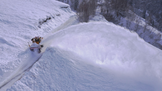新疆喀纳斯景区明确禁止在雪场规划范围以外区域滑行。（新华社）