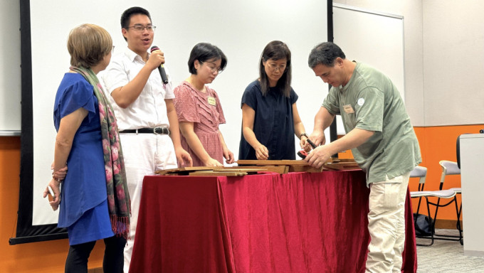 非遗传承人木家具技艺师傅林池(右一）与参与者分享及示范。教大提供