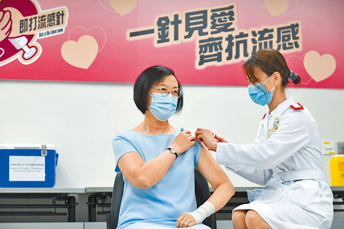■陈肇始（左）接种流感针。
