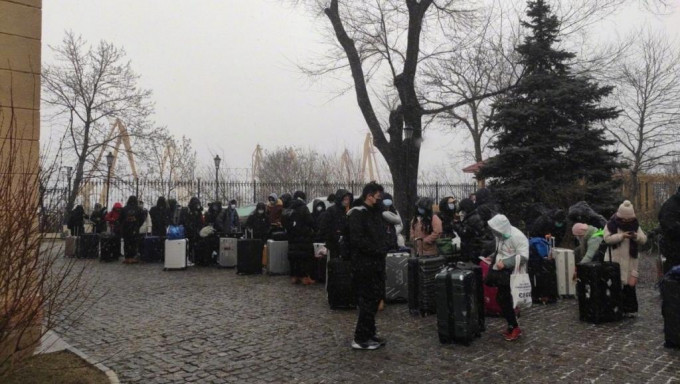 中国人组团逃离乌克兰。互联网图片