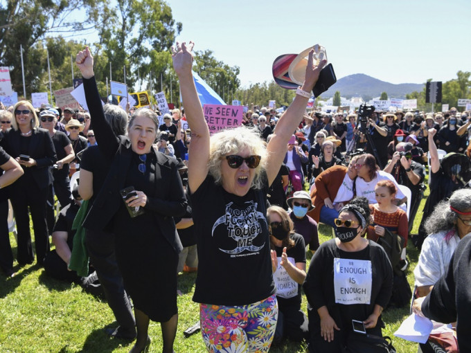 澳州多個城市今日有數以萬計婦女參加集會，要求為女性爭取公義。AP圖片