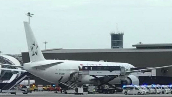 新加坡航空一客机紧急迫降泰国，入境处称至今并未接获港人求助。(facebook)