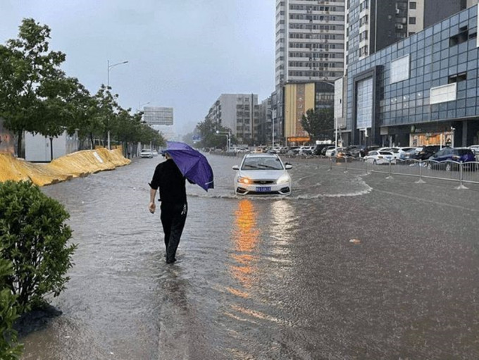 河南省气像局预报，黄河以北和郑州、开封两地区将有特大暴雨。网图