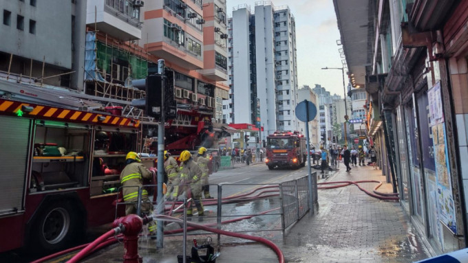 長沙灣樓宇天台機房起火 消防到場救熄。FB群組深水埗街坊圖片