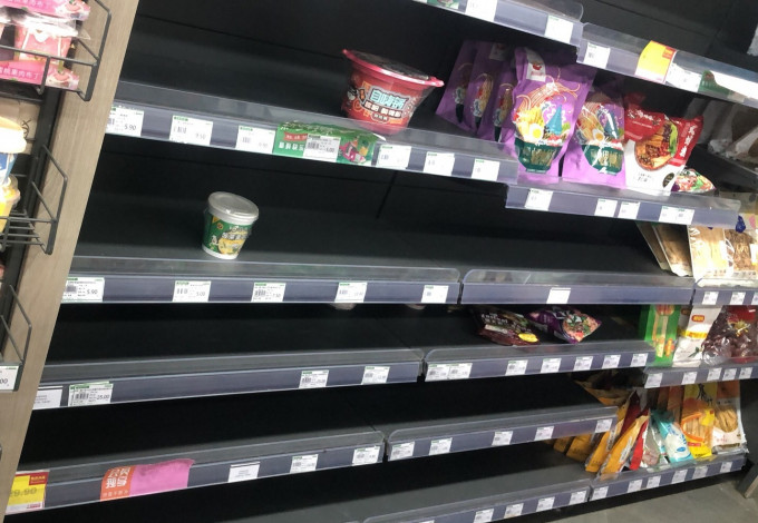 河南郑州超市卖空的货架。网上图片