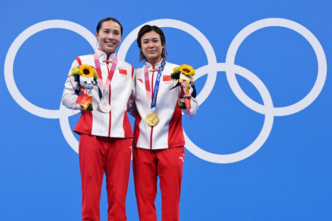 施廷懋(右)和王涵在東奧女子3米板包辦金銀牌。Reuters