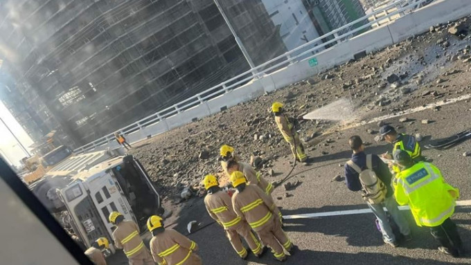 青沙公路泥頭車自炒翻側 泥頭阻塞兩線 往機場交通一度受阻｜天眼直擊
