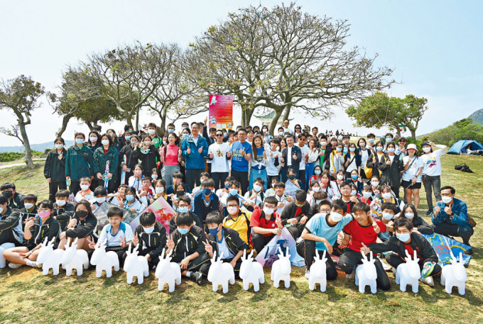 「小龍馬慈善基金」聯同香港賽馬會及本地多個青年團體，舉行「小龍馬．飛翔天際」活動。