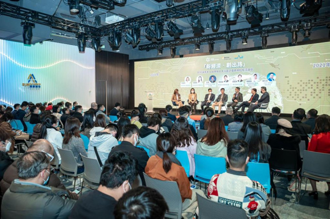 研究团队针对香港电商市场进行全方位调研，主要邀请逾20位的本港电商行业从业者进行深度访谈。