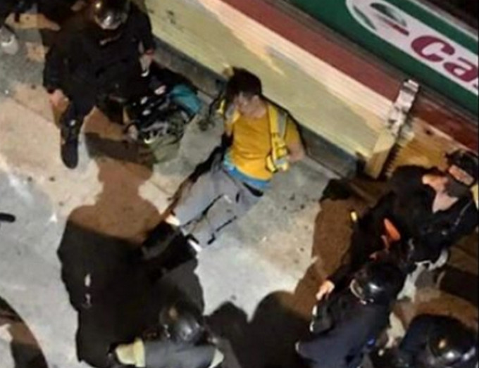 「守護孩子行動」一名成員，早前在元朗鳳攸北街被捕後，懷疑被多名警員帶到後巷毆打。網圖