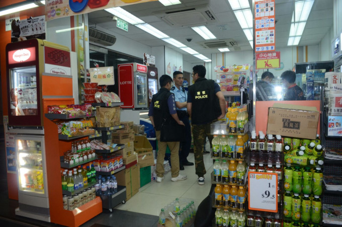 两南亚汉油麻地便利店外遇劫，失二万元金链现金。