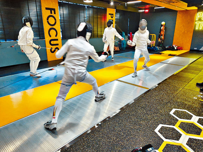 ■圓玄一中的「體適能訓練中心」，設有具國際標準的劍擊賽道。