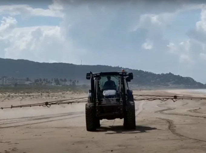 西班牙有地方官員用稀釋漂白水消毒沙灘。影片截圖