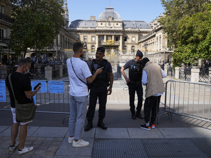 巴黎有民眾排隊進入法院旁聽2015年恐襲案聆訊。AP圖