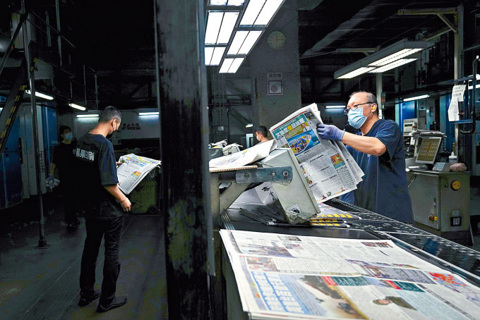 ■《苹果日报》被搜查后，其印刷厂房仍继续运作。