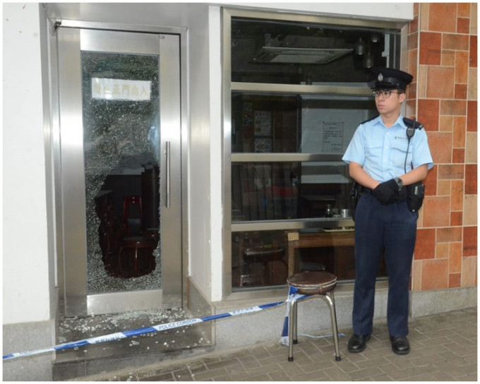 麵店玻璃大門遭人用石塊擊碎。蔡楚輝攝