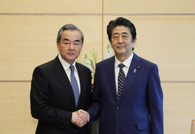 王毅與安倍會面。日本首相官邸圖片