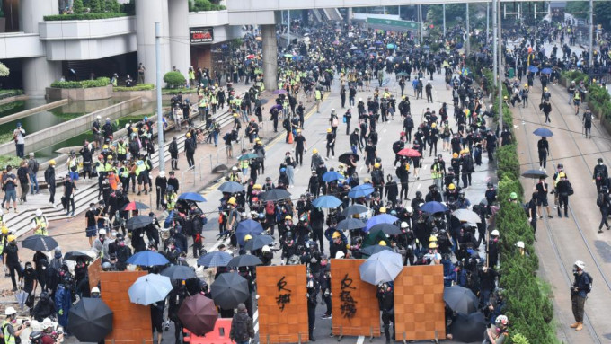 当日大批示威者在金钟进攻总政。资料图片