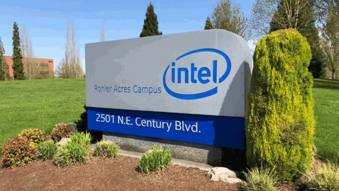 Intel季绩逊预期 宣布裁员兼停派息 盘后曾跌近20%