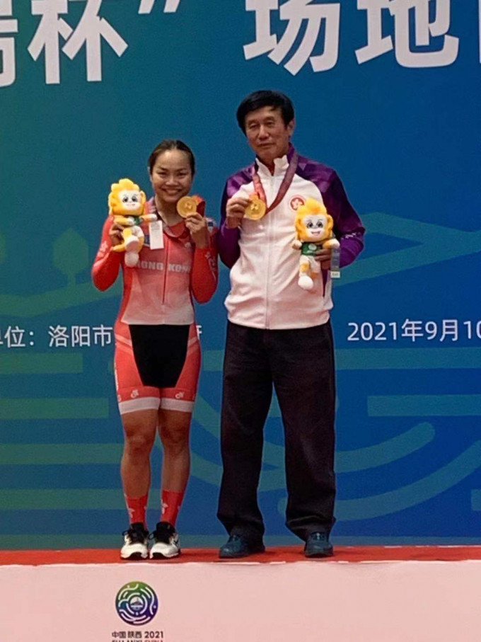 李慧诗(左)与教练沈金康一同登上颁奖台。相片由香港单车总会提供