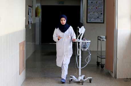 加沙希法医院护士在院内工作。路透社资料图片