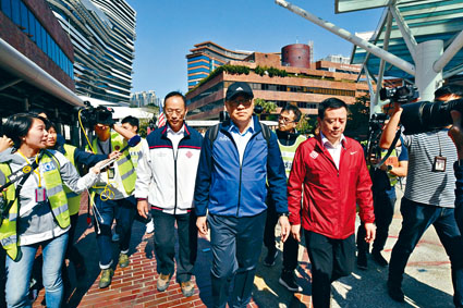 ■理大副校长卫炳江(左二)与林大辉(左三)等人昨入理大视察。