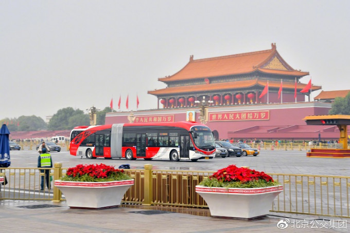 北京首批电动巴，车身采用「中国红」为主色调。