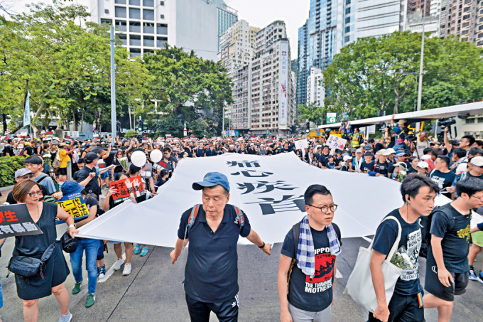 黎智英2019年6月13日传讯息给张剑虹，指泛民想《苹果日报》印制十万张「随报附送」的长幡派给游行人士。