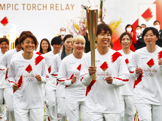 第一棒火炬手由曾在世界盃奪冠的16名日本女足國家隊成員擔任。AP圖片
