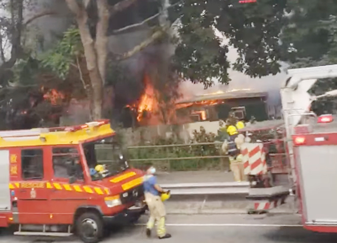 現場火勢一度猛烈，消防開喉灌救。香港突發事故報料區FB圖