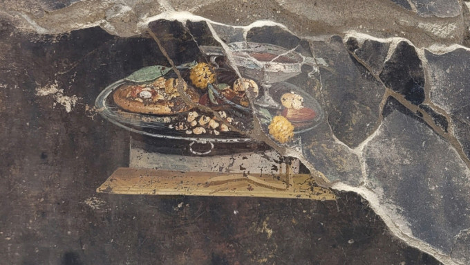庞贝古城发现壁画有「圆面包」激似薄饼。 美联社