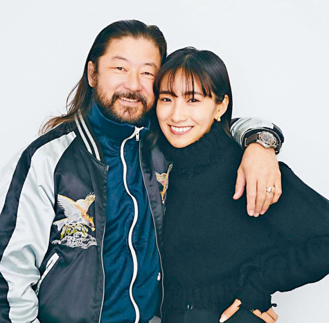 48岁的浅野忠信昨宣布与30岁女友中田Culumi已注册结婚。