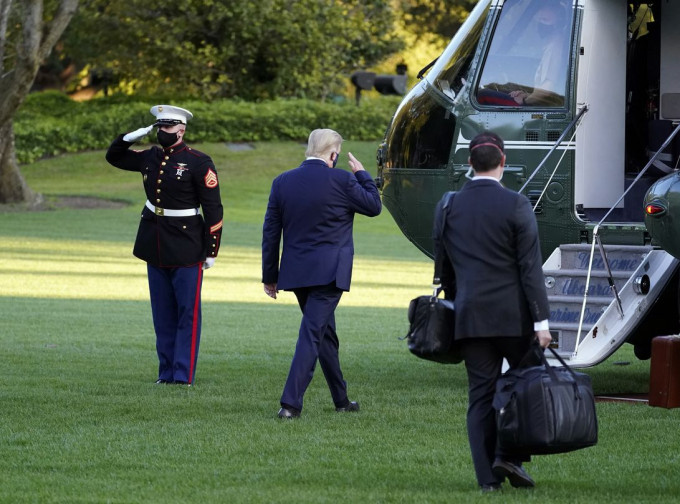 特朗普乘搭直升机前往医疗中心时，核弹公事包也被带上直升机。AP