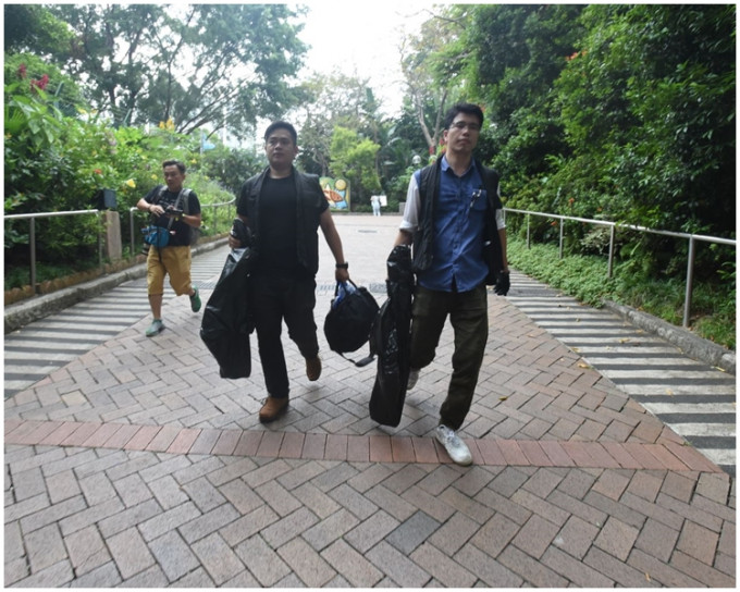 重案組探員前往九龍公園香港文物探知館附近草叢搜查。