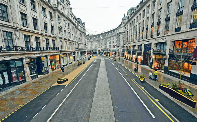英國疫情嚴峻再封城，倫敦著名購物街攝政街冷清清。