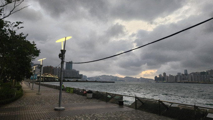 本港地区今日天气预测，大致多云。初时有一两阵雨。黎志伟摄