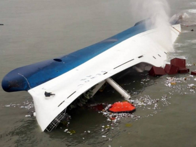 「世越号」沉没，导致304人遇难。