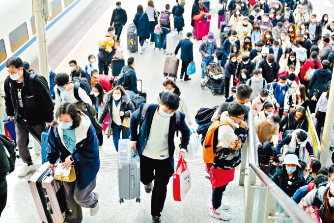 春运客流未致疫情恶化。图为深圳北站人潮。