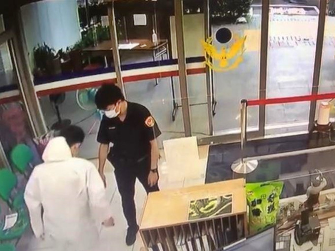 台湾一名确诊男患者在医院持刀袭击医护人员，致3人受伤。爆料公社图片