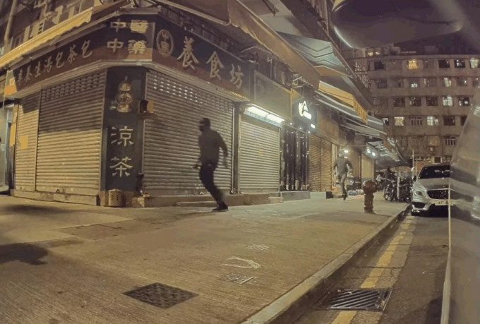 據網上流傳一段行車記錄儀片段，元朗多名大漢手持刀棍通街走。影片截圖