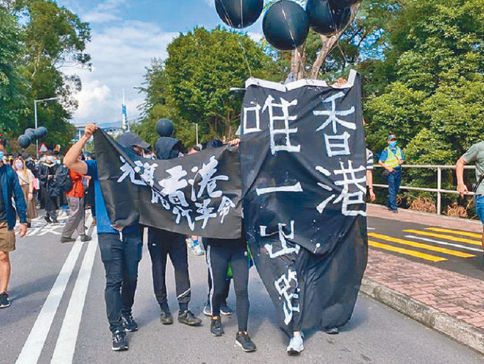 去年11月中大毕业礼受新冠肺炎影响，改为网上举行，但有毕业生及学生当日回校游行。 资料图片