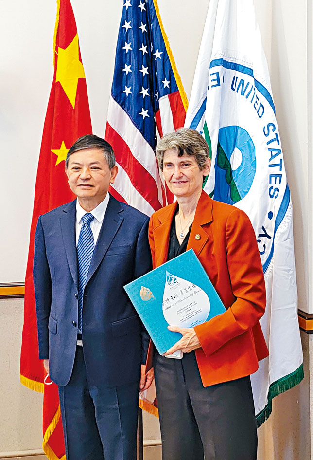 黃潤秋（左）上周五在華盛頓會見美國聯邦環保局代理局長麥卡碧。