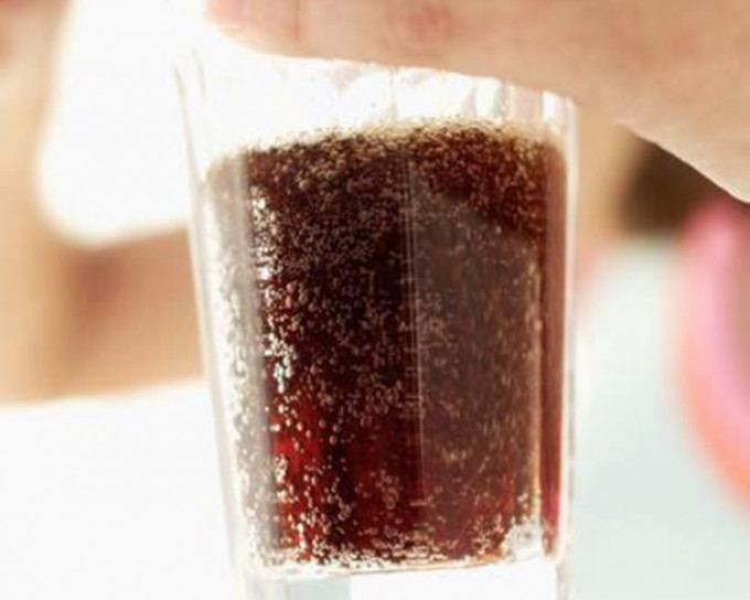 蘇州17歲青年一口氣飲大量可樂，致胃變黑兼「穿窿」須切除。網上圖片