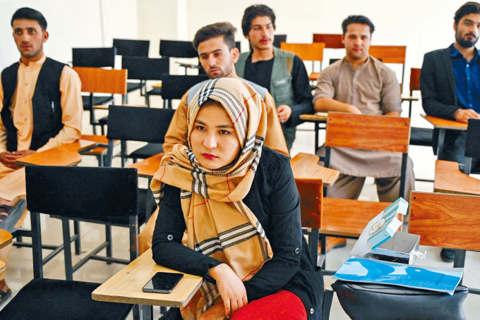 喀布尔的私立大学周一重开，女生与男同学保持距离。