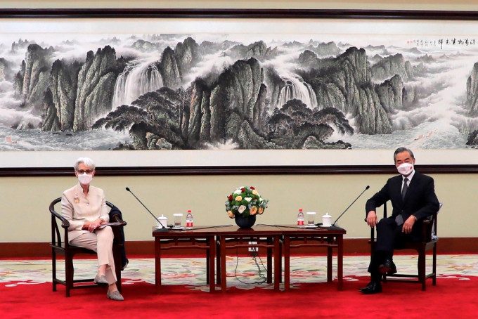 美国常务副国务卿舍曼、中国外长王毅。AP图片