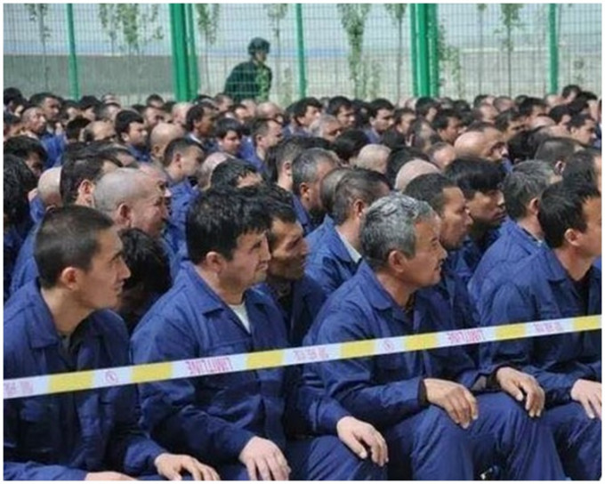 一些再培訓中心的維吾爾人。網圖